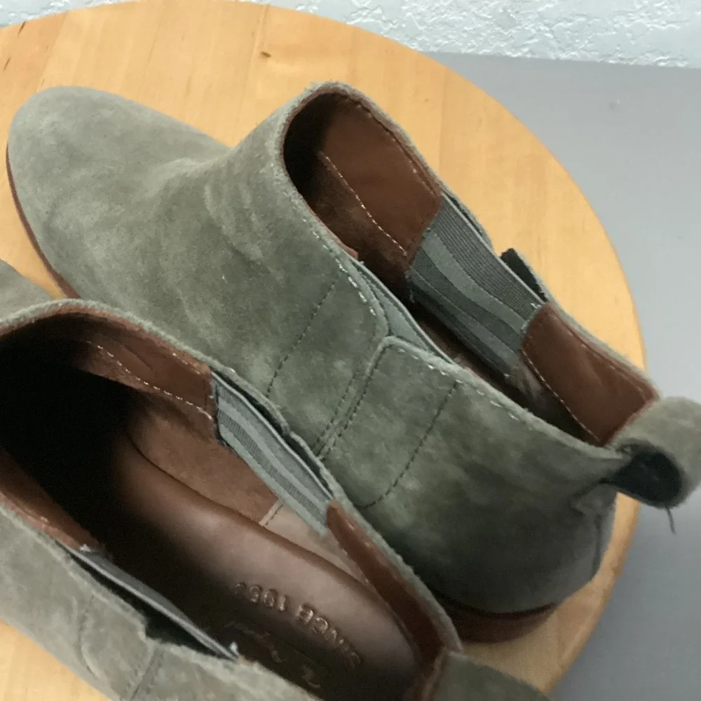 Kork-Ease Ankle Boots Womens 8.5  Gray Suede Low Stacked‎ Heel Chelsea